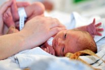 الحامل ببويضة مانحة تنقل مادتها الوراثية لطفلها