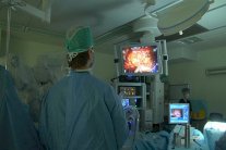 روبوت جراح يستأصل ورم خبيث من رحم امرأة