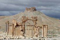 نسخة طبق الأصل عن قوس من معبد بل في تدمر في لندن ونيويورك