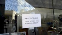 علماء آثار يدخلون الزوار مجانا الى متحف اللوفر 