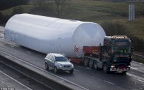 طائرتا بوينغ 747 تتجولان في شوارع بريطانيا