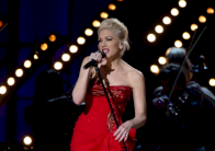 ستيفاني وغراندي تتألقان مع فيرساتشي