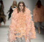 تصاميم سنترال سانت مارتينز تحدث ثورة في عالم الأزياء