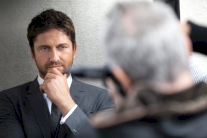 جيرارد باتلر في دبي احتفالاً بعطور 