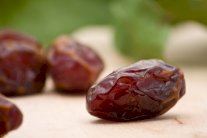 عصير الرمان والتمر يقيان من الأزمات القلبية 