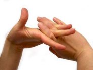 هذا ما يحدث للأصابع عند طقطقة المفاصل 