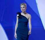 سيينا ميلر تتألق في كان بأناقة لانفين 