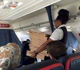 قبطان يعتذر للركاب عن التأخير بوجبة بيتزا