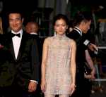 بوبي دلفين وإي سونغ كو تتألقان بتصاميم شانيل في كان