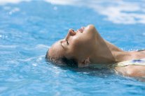 نصائح تحمي شعرك من التلف أثناء السباحة 