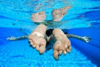 البول لا الكلور سبب احمرار العيون في بركة السباحة 