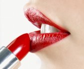 الرجل لا يرى إغراءً في أحمر الشفاه