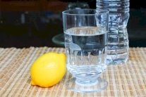 قدح الماء الساخن وعصير الليمون يتلف الأسنان