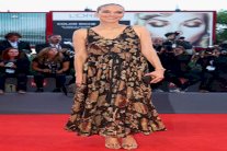 كارمن تشابلن ترتدي ثوبًا من ميديل إيست لانفن