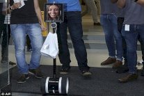 روبوت ينتظر دوره أمام متاجر آبل