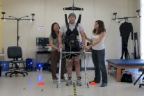 رجل مشلول يُحرِّك ساقيه باستخدام جهاز يقرأ الدماغ