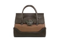 ليدي غاغا وجيسيكا بيل تتألقان بحقيبة فيرساتشي الجديدة