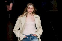 أزياء سانت لوران بأنوثة ملكية في أسبوع باريس للموضة