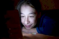 أطباء يشيدون بتحركات لتصنيع هواتف ذكية تساعد على النوم