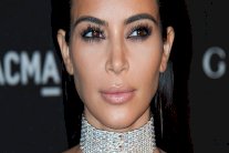 كيم كارداشيان بطلة جريئة في أسبوع باريس للموضة