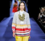 عروض باريس للموضة تخرج عن نطاق المألوف