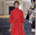 أسبوع باريس للموضة .. إبداعات جديدة لربيع 2017