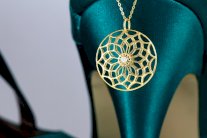 ماريو أبولدي تطلق قلادة السعادة