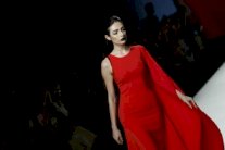 رفيعة الهاجسي أول إماراتية تعتلي منصات عرض الأزياء