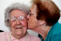 عدد المعمرين المئويين قد يزداد 13 مرة في فرنسا بحلول 2070