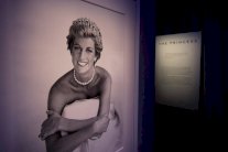 معرض فني لأشهر مصفف شعر النجمات والمشاهير