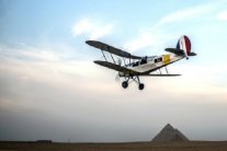 طائرات كلاسيكية تهبط أمام الأهرامات