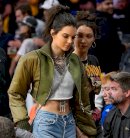 كيندال جينر تتألق بجاكت من إبداع فيرسس فيرساتشي