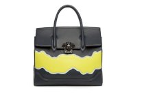 فيرساتشي تطلق تشكيلتها النسائية لخريف وشتاء 2016