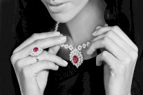 المصممة خلود الكردي: هكذا تتحلى المرأة بالياقوت والعقيق