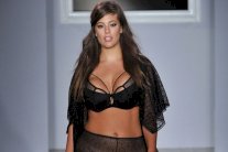 عارضة مكتنزة بلباس البحر في مجلة