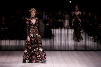 شفافية مجموعة ألكسندر ماكوين في أسبوع الموضة بلندن