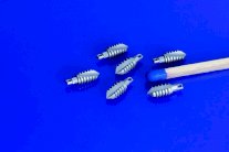 مادة معدنية تتحلل ذاتياً في الجسم للعمليات المتكررة