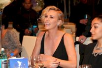 ثيرون تتحلى بمجوهرات ميسيكا 