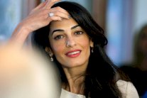 احصلي على إطلالة أمل كلوني باتباع هذه الخطوات البسيطة