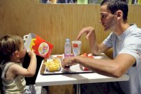 بريطانيا تسعى لمنع إعلانات الوجبات السريعة على مواقع الأطفال 