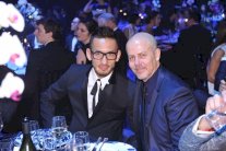 نجوم يتألقون مع كالفن كلاين في حفل جمعية amfAR الخيريّ