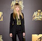 جيجي حديد وبيلا حديد تتألقان من إبداع علامة فيرساتشي