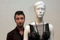 المصمم المتميز أنطوني فاكاريلو يترك فيرساتشي