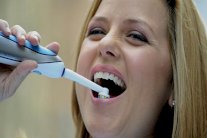 10 أشياء تلحق الضرر المباشر بالأسنان .. انتبه إليها