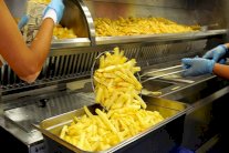 انتبهوا .. هكذا تُلحِق الوجبات السريعة الضرر بصحتنا!