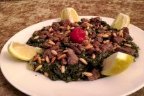 ملوخية مقلية مع اللحم والصنوبر