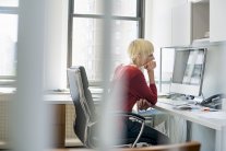 العمل جلوسا لساعات طويلة يهدد بأمراض السكري والقلب
