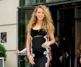 بليك لايفلي تتألق بإطلالة من إبداع علامة فيرساتشي