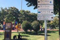 إسطنبول تضيف العربية على لوحات الطرق في المدينة