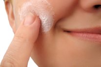 الخرز المجهرية الموجودة في مستحضرات التجميل تضر بالبشرة